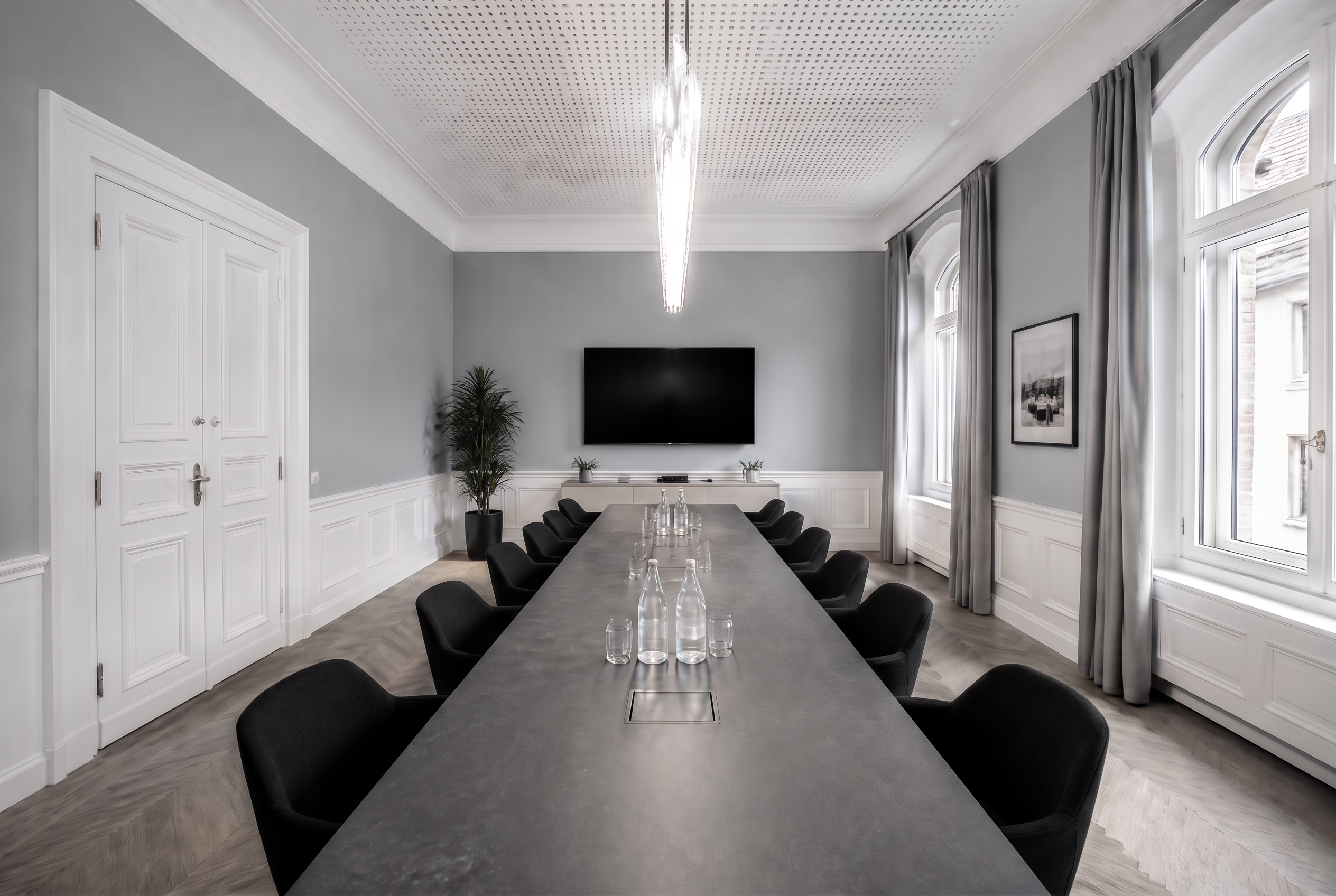 Moderner Boardroom mit schwarzen Stühlen